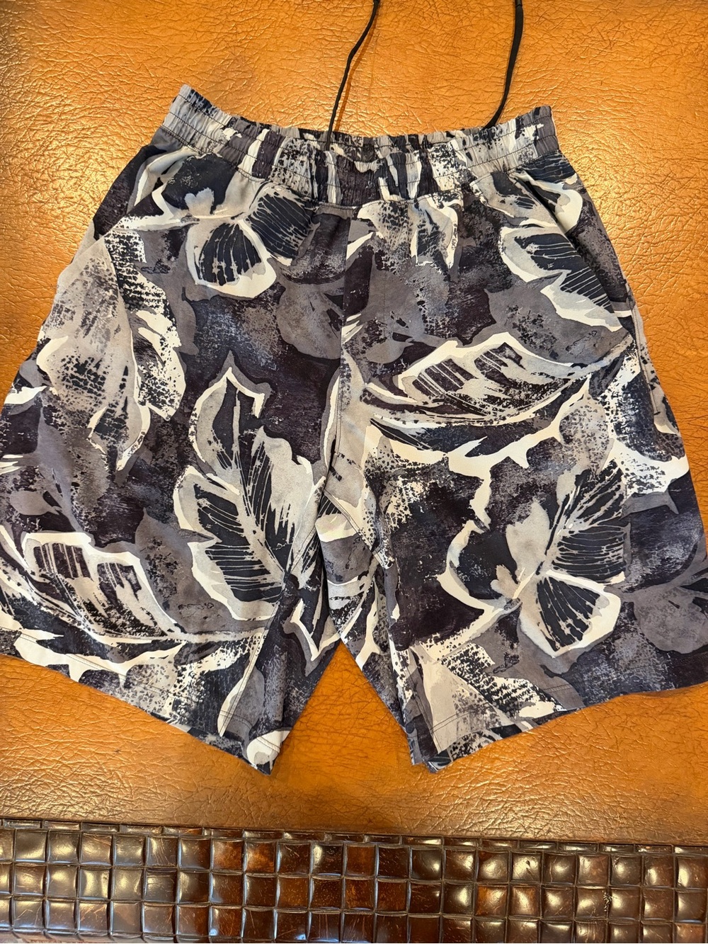 Lululemon Men’s athletic shorts - size Small